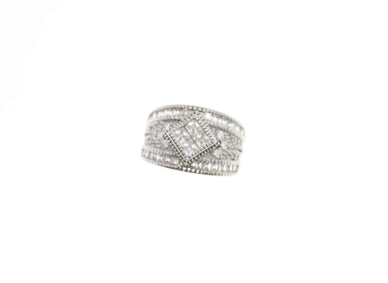 Ring - Vintage 925 Silver Ring with Diamantes and Large Centre Square Shaped Diamante - ML2410