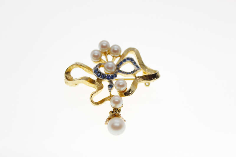 Brooch - Vintage Gold Tone Flower Design with 7 Faux Pearls and Blue Rhinestones - ML2414