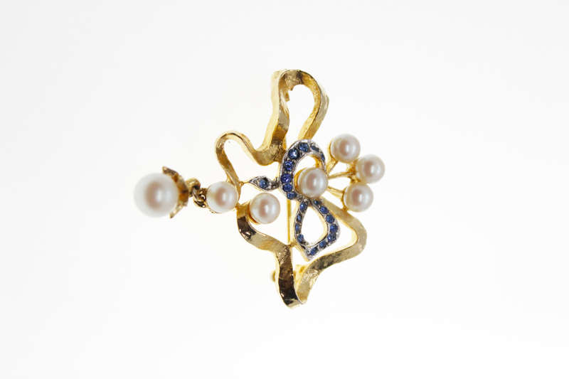 Brooch - Vintage Gold Tone Flower Design with 7 Faux Pearls and Blue Rhinestones - ML2414