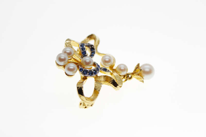 Brooch - Vintage Gold Tone Flower Design with 7 Faux Pearls and Blue Rhinestones - ML2414