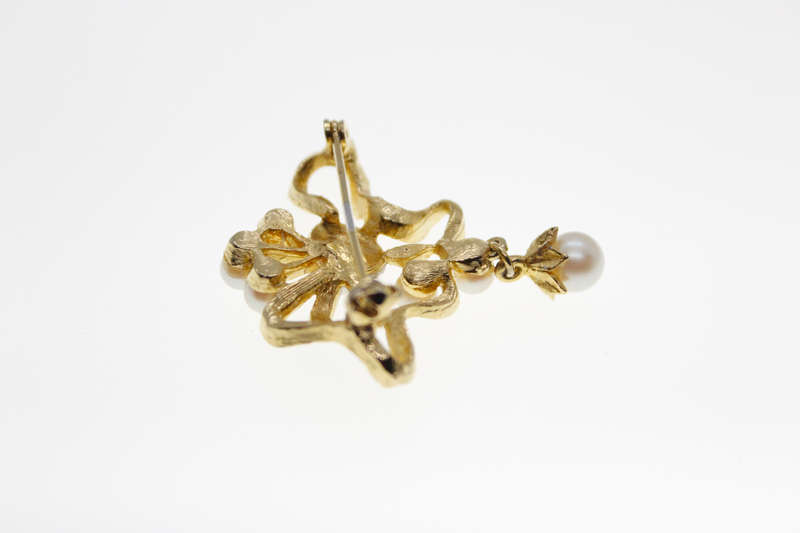 Brooch - Vintage Gold Tone Flower Design with 7 Faux Pearls and Blue Rhinestones - ML2414