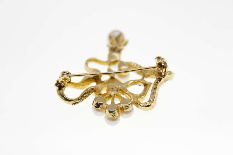 Brooch - Vintage Gold Tone Flower Design with 7 Faux Pearls and Blue Rhinestones - ML2414