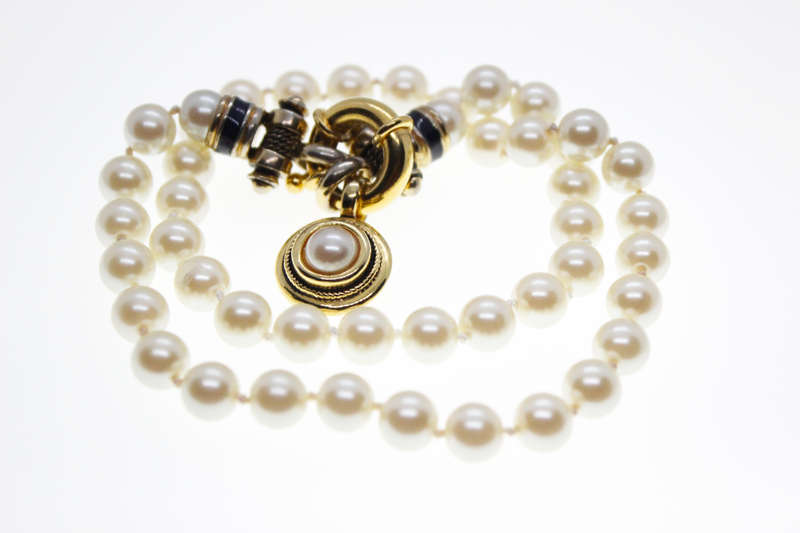 Necklace - Vintage White Faux Pearl Necklace with Centre Gold Tone Pendant - ML2422