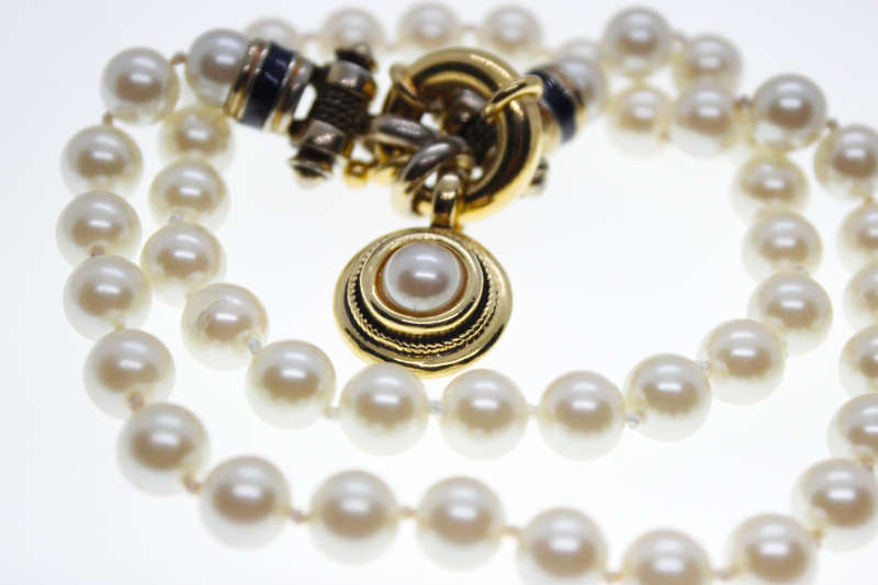 Necklace - Vintage White Faux Pearl Necklace with Centre Gold Tone Pendant - ML2422