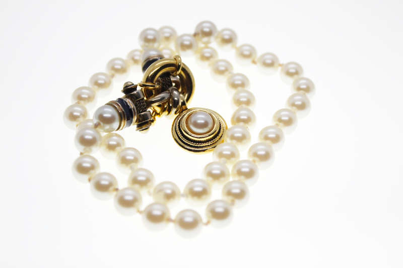 Necklace - Vintage White Faux Pearl Necklace with Centre Gold Tone Pendant - ML2422