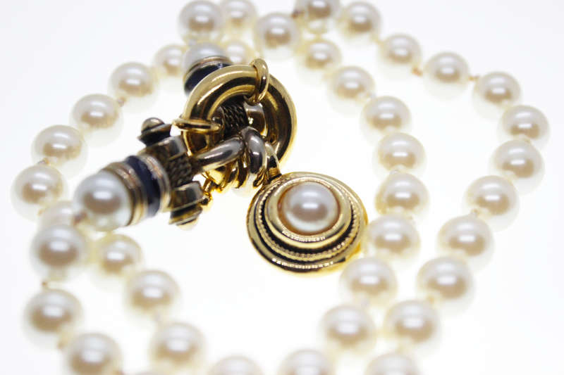Necklace - Vintage White Faux Pearl Necklace with Centre Gold Tone Pendant - ML2422