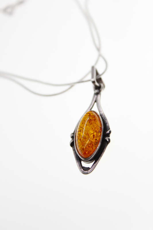 Pendant  -Vintage  925 Silver Snake Chain Cabochon Amber Pendant - ML2477