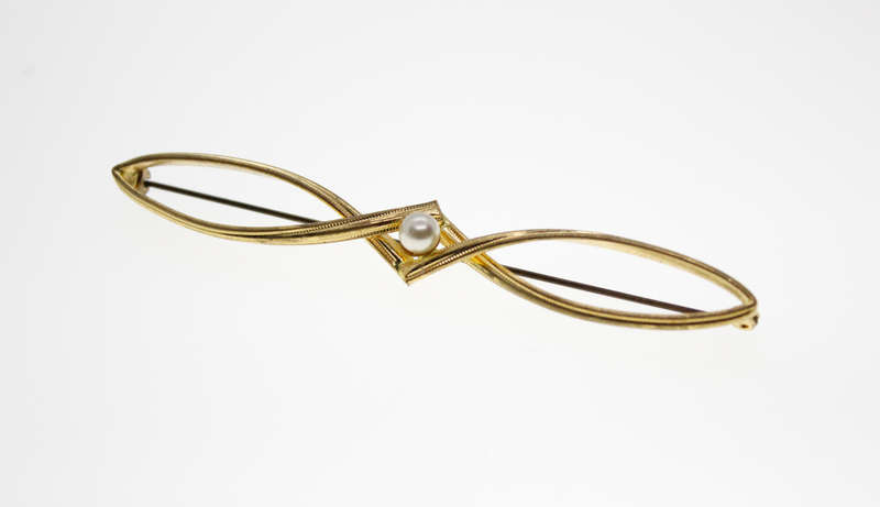 Brooch - Gold Tone Vintage Bar Brooch with Faux Pearl in Centre - ML2481