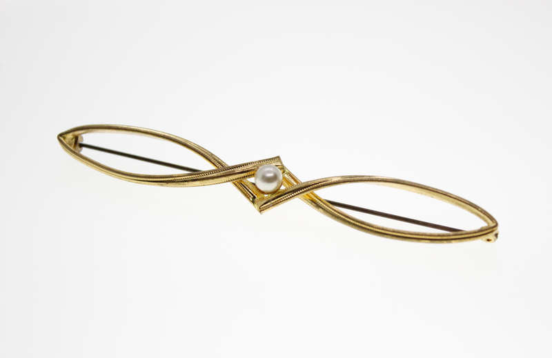 Brooch - Gold Tone Vintage Bar Brooch with Faux Pearl in Centre - ML2481