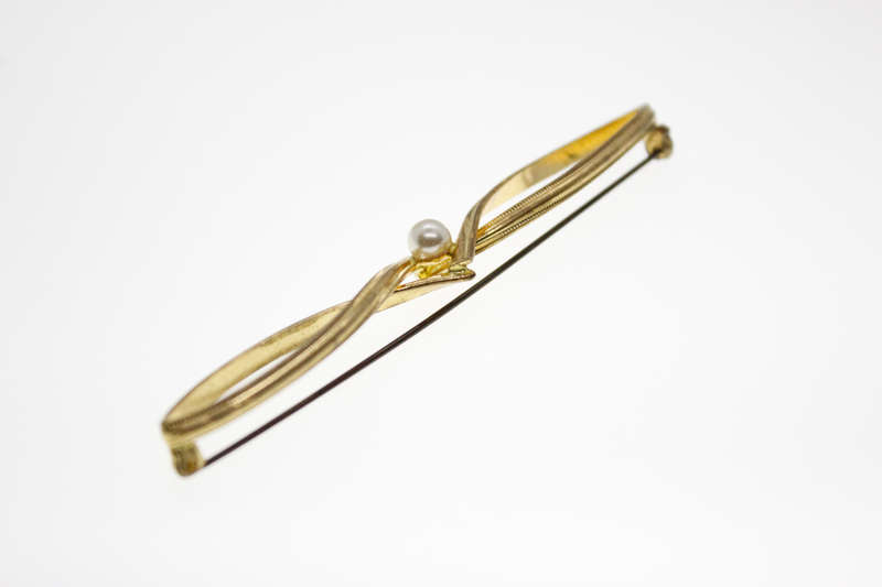 Brooch - Gold Tone Vintage Bar Brooch with Faux Pearl in Centre - ML2481