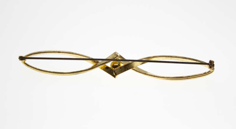 Brooch - Gold Tone Vintage Bar Brooch with Faux Pearl in Centre - ML2481