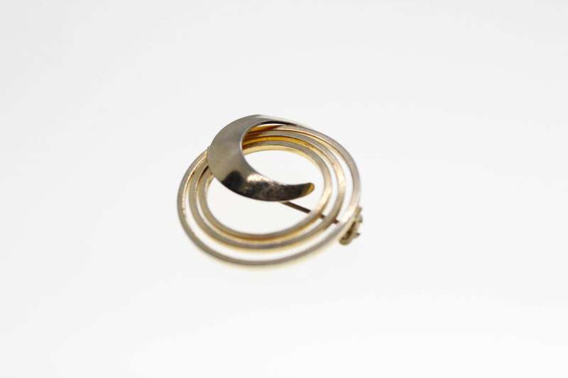 Brooch - Vintage Swirl Design Gold Tone Brooch - ML2485