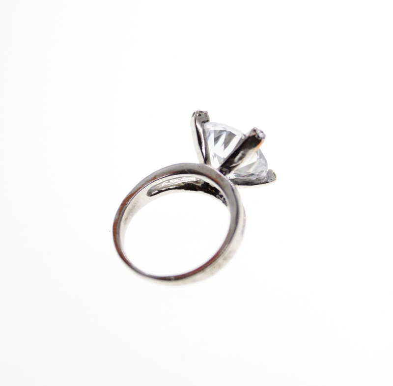 Ring - Silver Tone Solitaire Design with Split Band. Large Clear Stone in Claws - ML2528