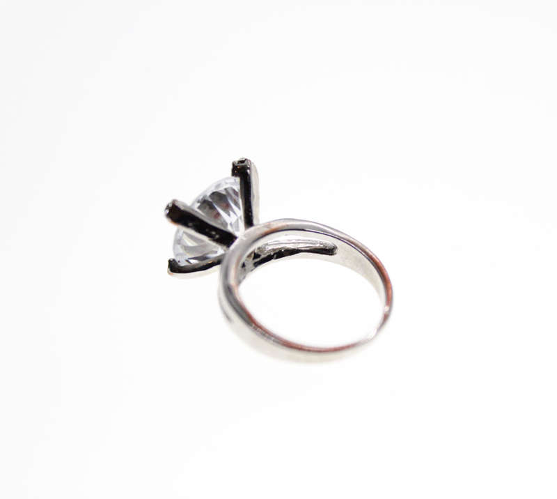 Ring - Silver Tone Solitaire Design with Split Band. Large Clear Stone in Claws - ML2528