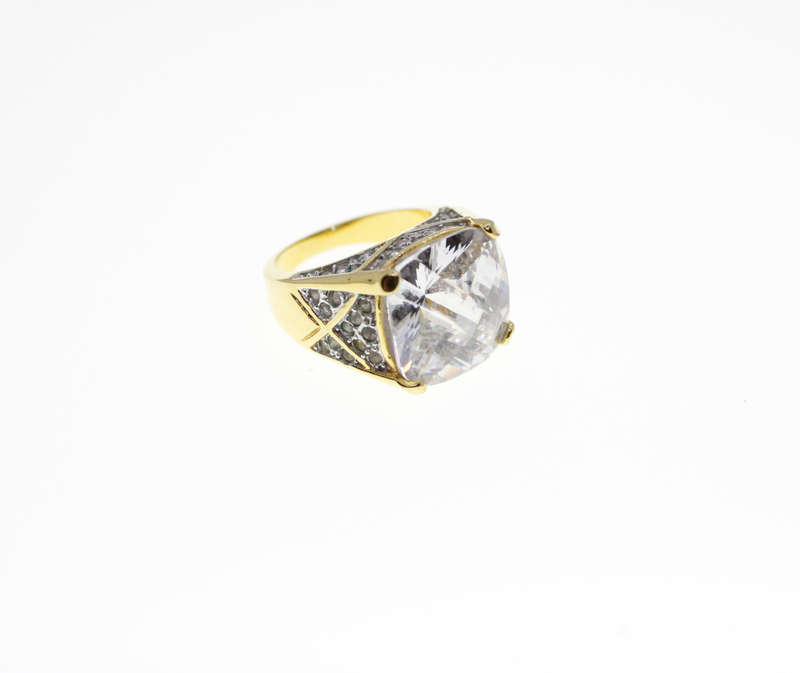 Ring - Fashion Gold/Brass Tone Large Centre Stone surrounded by small Stones - ML2563