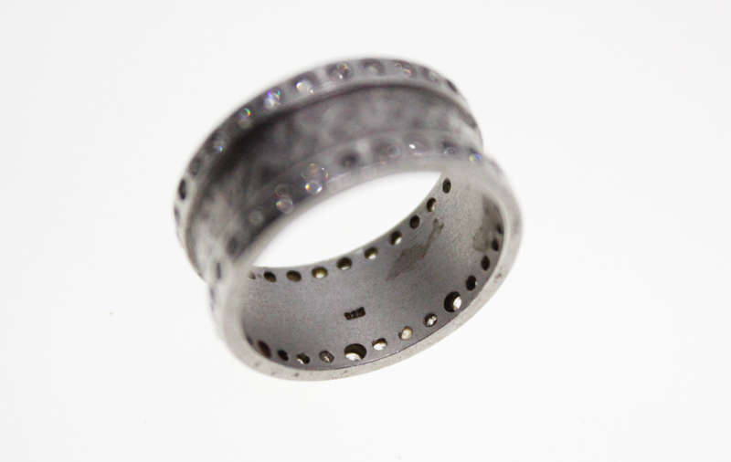 Ring - Vintage 925 Silver Band Diamantes on either side. Mottle Silver in Center - ML2597
