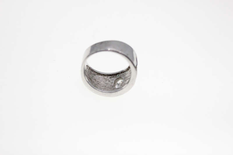 Ring - Vintage Silver Tone with Diamantes on the Edges and Centre Diamante with Black inlay - ML2599