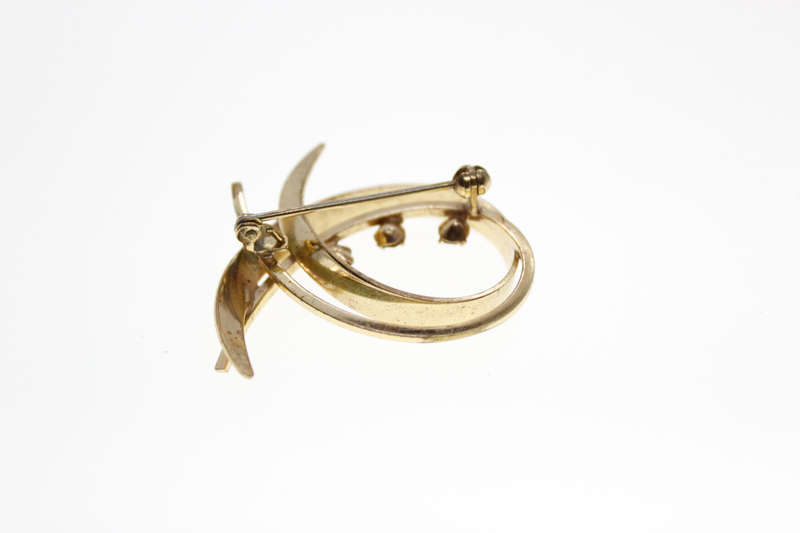 Brooch - Vintage Gold Tone Spiral Style with 3 Red Rhinestones, Slightly Tarnished on Back - ML2603