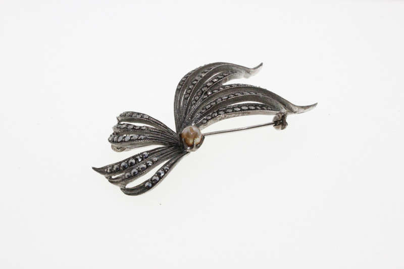 Brooch -  Silver Tone Vintage Marcasite Art Deco design with slightly tarnished Faux Pearl - ML2641