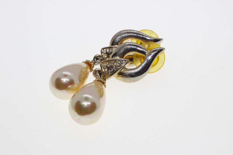 Earrings - Gold Tone Dress Up Faux Pearl Drop Earrings - ML2645