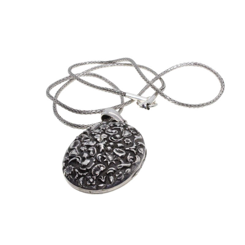 Necklace - Vintage Silver Tone Locket Pendant. Silver Tone Chain - ML2714