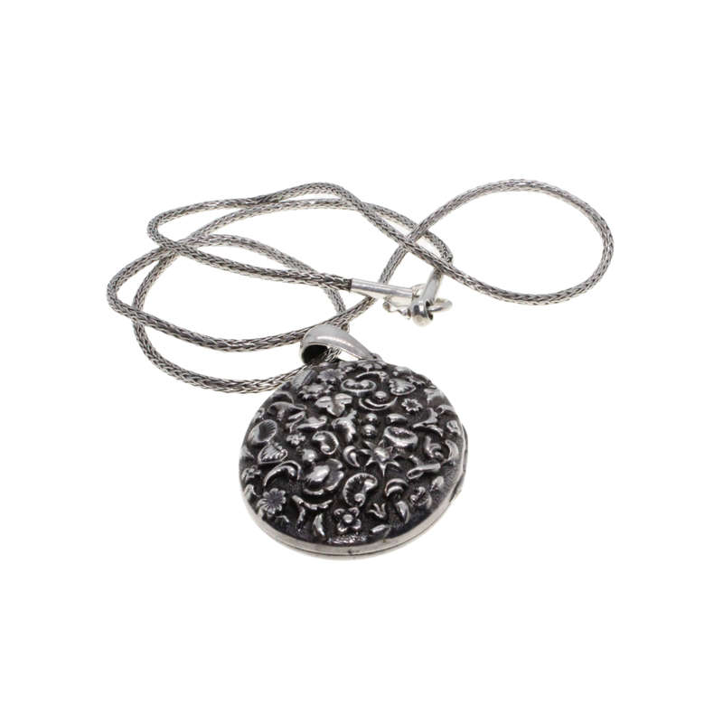 Necklace - Vintage Silver Tone Locket Pendant. Silver Tone Chain - ML2714