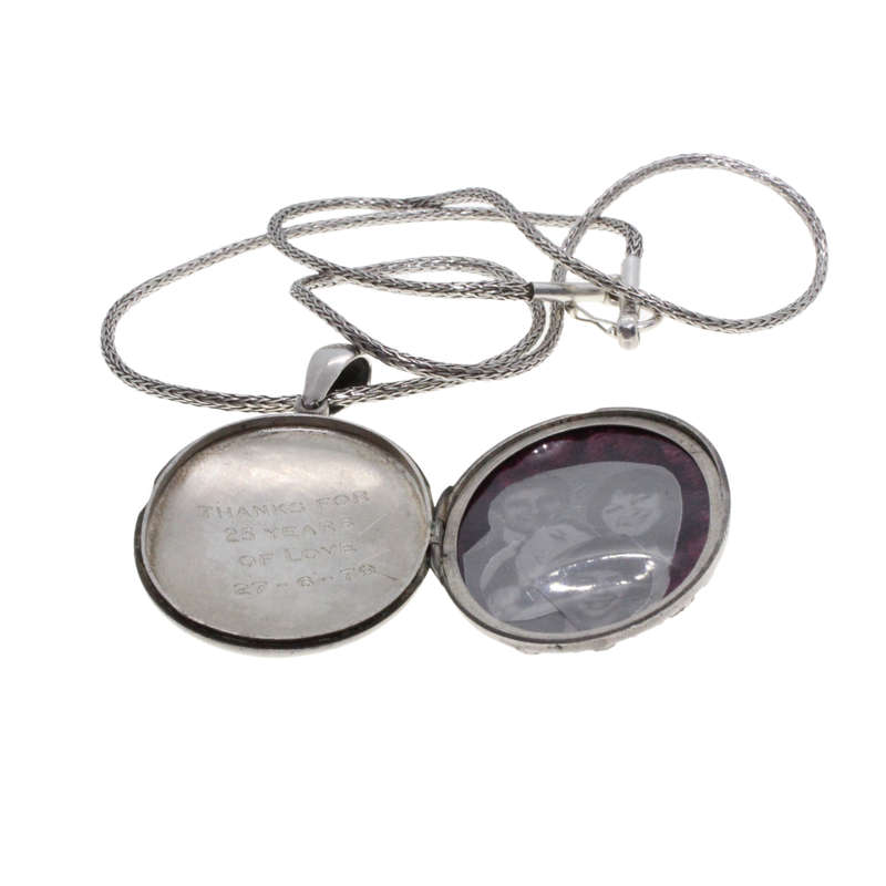 Necklace - Vintage Silver Tone Locket Pendant. Silver Tone Chain - ML2714