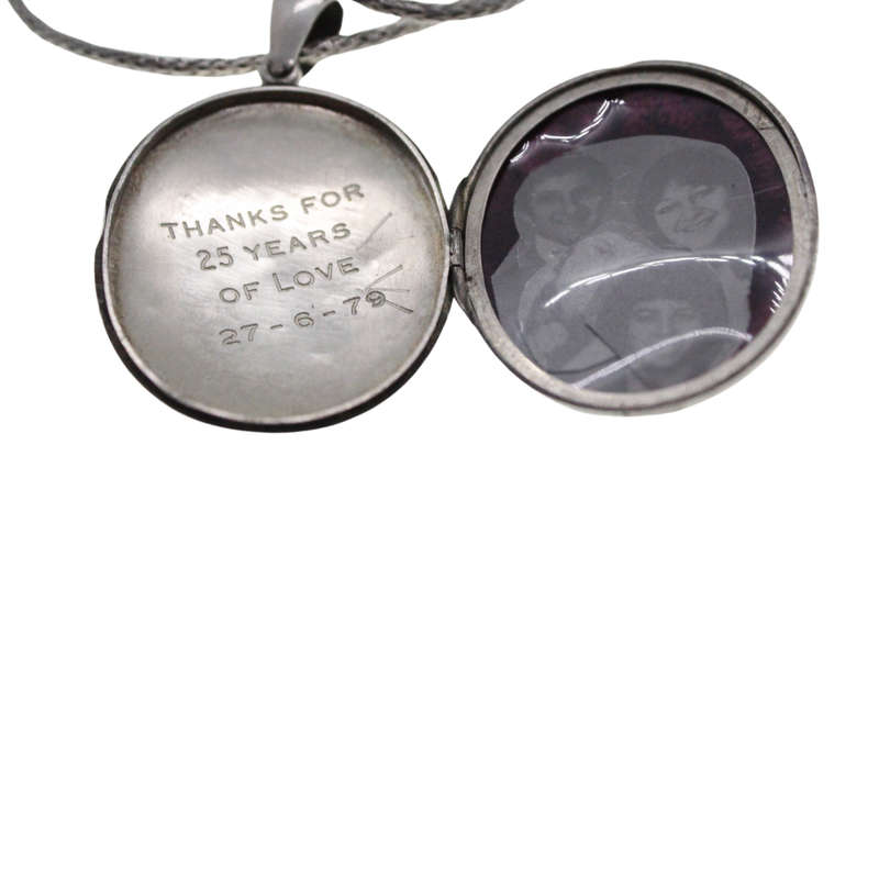 Necklace - Vintage Silver Tone Locket Pendant. Silver Tone Chain - ML2714