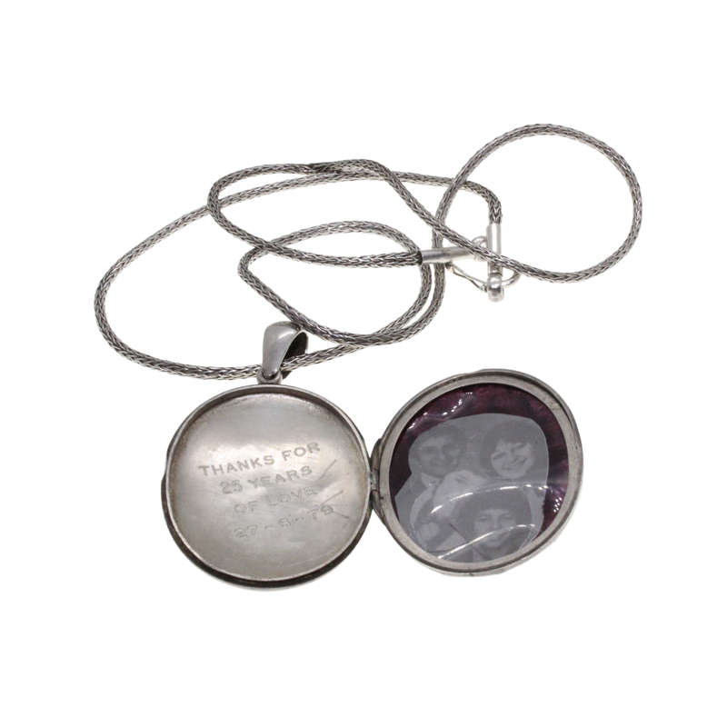 Necklace - Vintage Silver Tone Locket Pendant. Silver Tone Chain - ML2714