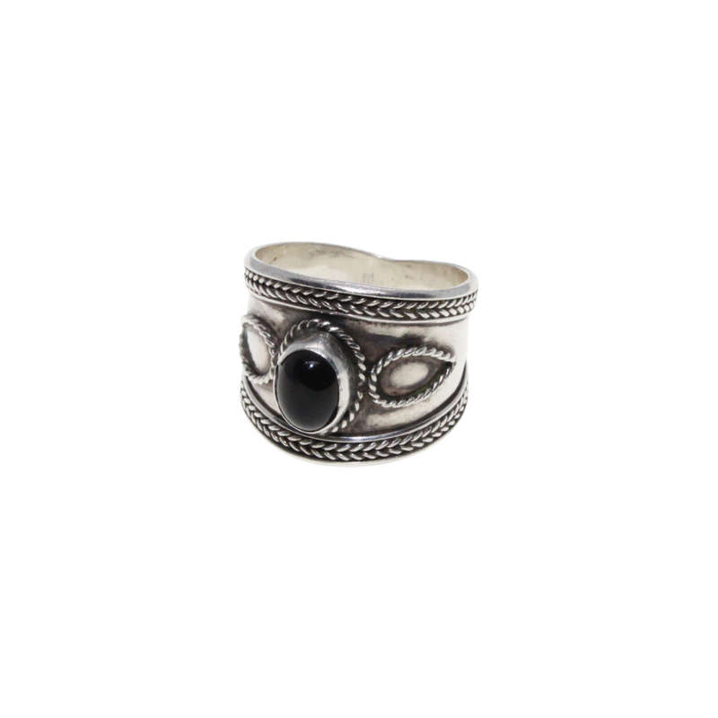 Ring - 925 Silver Wide Ring. Centre Garnet with thin rope detail - ML2817