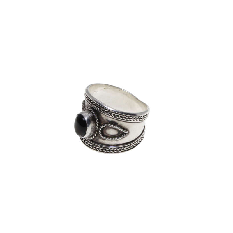 Ring - 925 Silver Wide Ring. Centre Garnet with thin rope detail - ML2817
