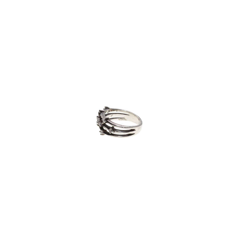 Ring - 925 Silver Ring. 3 Bands in one. 7 Diamantes and 1 larger Diamante. - ML2847