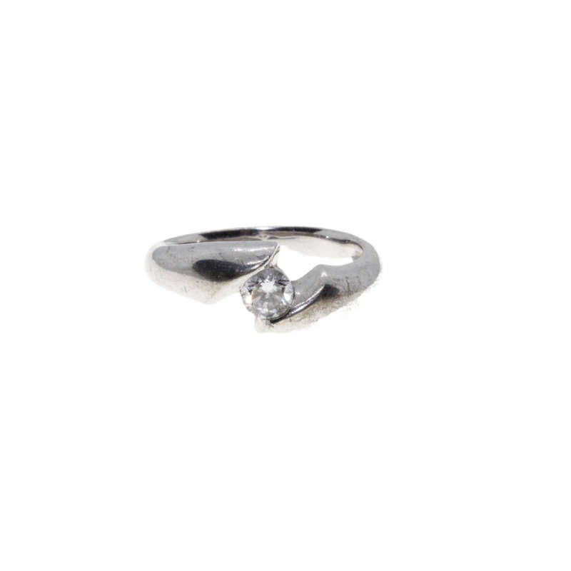 Ring - 925 Silver Stamped Wrap Around Ring. Clear stone inbetween Bands - ML2935