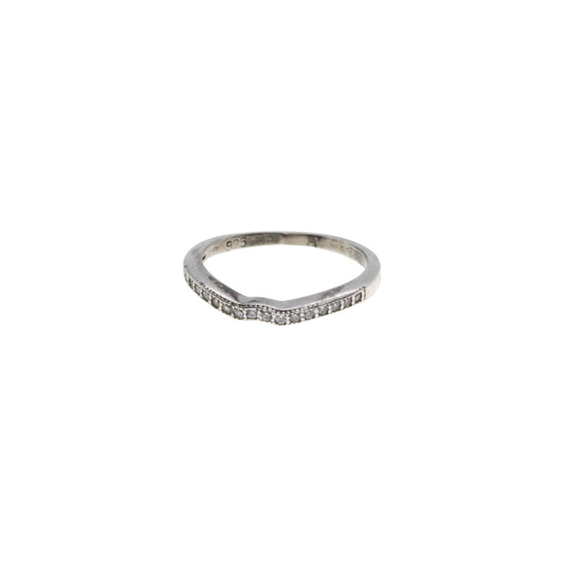 Ring - 925 Silver Band Small V indent in centre. Diamantes - ML2936