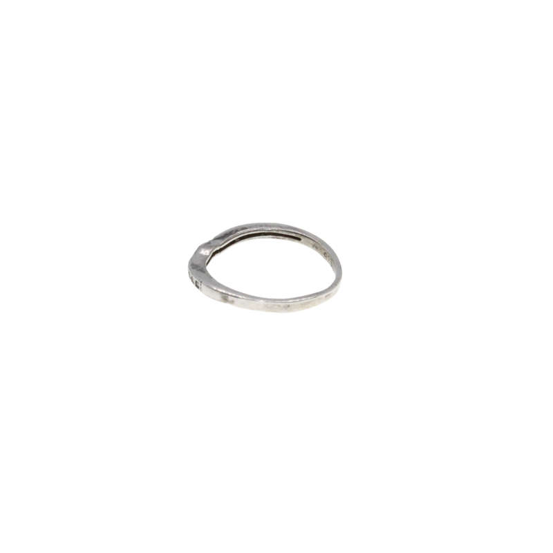Ring - 925 Silver Band Small V indent in centre. Diamantes - ML2936