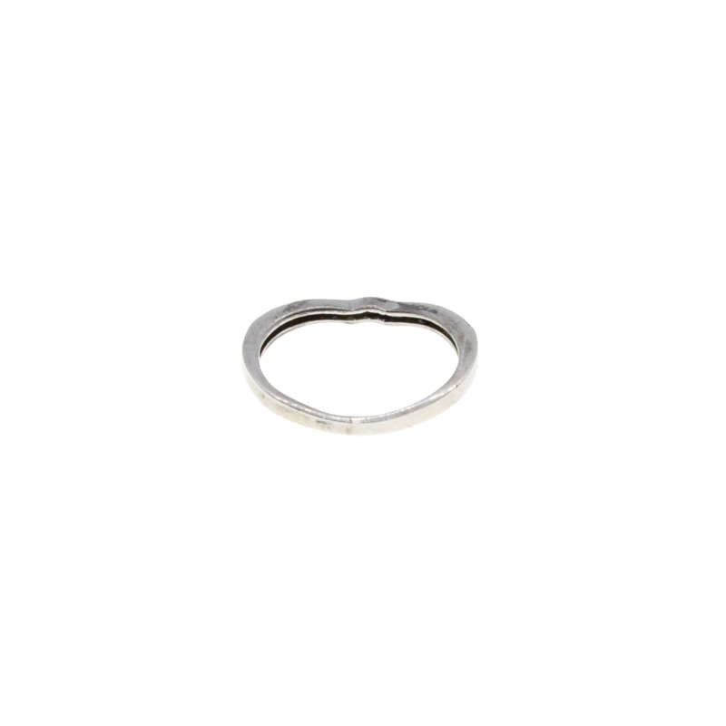 Ring - 925 Silver Band Small V indent in centre. Diamantes - ML2936