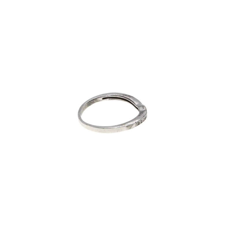 Ring - 925 Silver Band Small V indent in centre. Diamantes - ML2936
