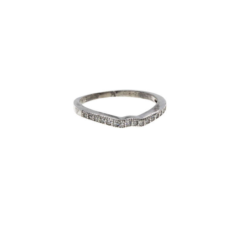Ring - 925 Silver Band Small V indent in centre. Diamantes - ML2936