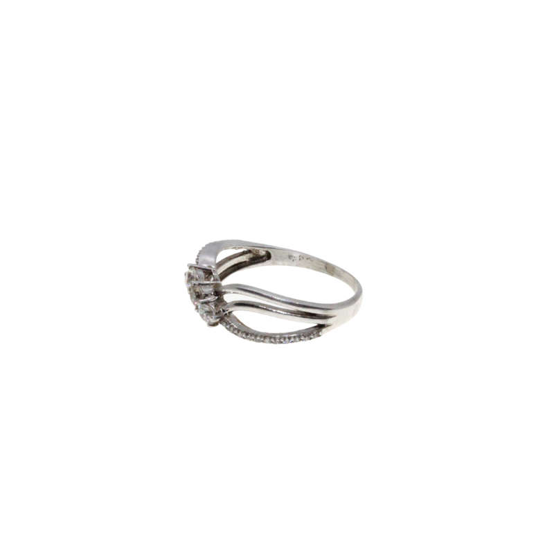 Ring - Silver Tone Twist Style. 3 Centre Diamantes. Parve on Either Side - ML2984