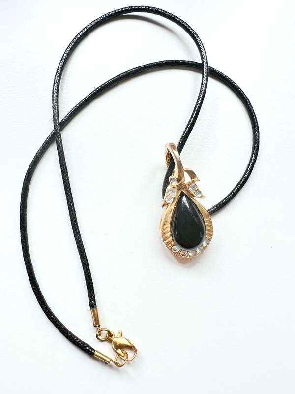 Necklace - Vintage Gold Tone Pendant. Pear Shaped Black Stone in Gold Tone Frame with Diamantes o...