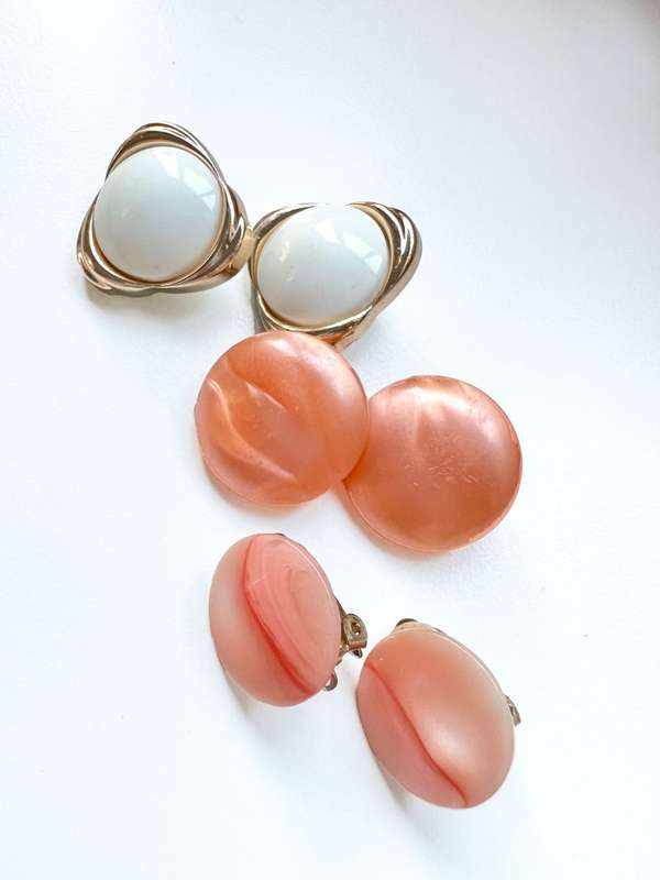 Earrings - Vintage Clip Ons. White & Gold Tone ML2014