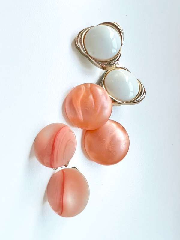 Earrings - Vintage Clip Ons. White & Gold Tone ML2014