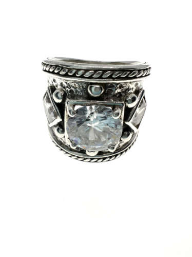 Ring - Vintage 925 Silver. Cubic Zirconia Round Brillian Cut. Cubic Zirconia Either Side - ML2132