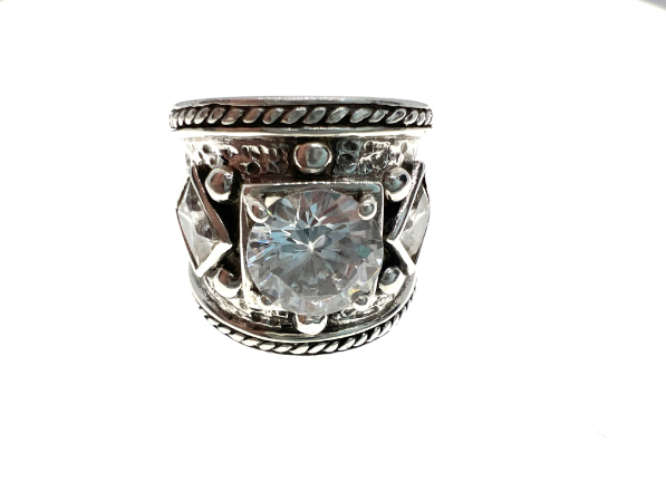 Ring - Vintage 925 Silver. Cubic Zirconia Round Brillian Cut. Cubic Zirconia Either Side - ML2132
