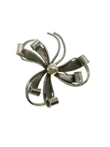 Brooch - Vintage Silver Tone Brooch. Flower Design with Faux Pearl in Centre - ML2172