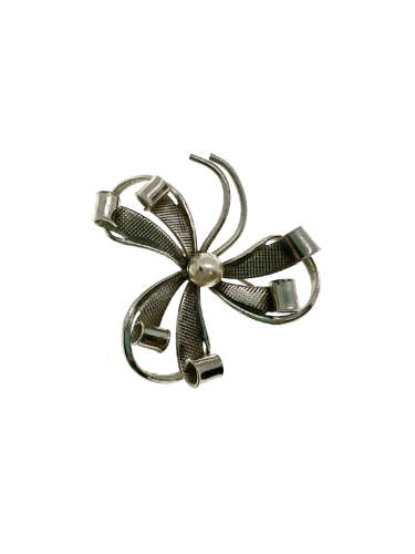 Brooch - Vintage Silver Tone Brooch. Flower Design with Faux Pearl in Centre - ML2172