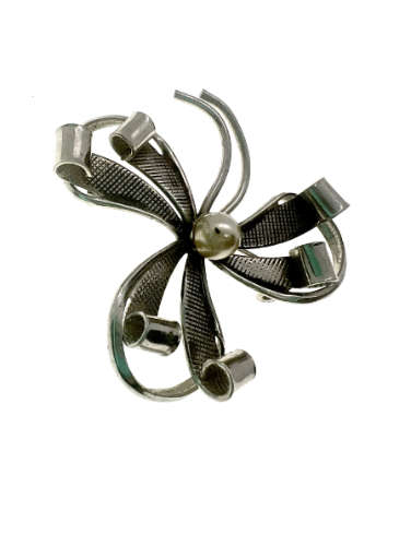 Brooch - Vintage Silver Tone Brooch. Flower Design with Faux Pearl in Centre - ML2172