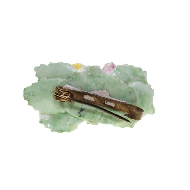 Brooch - Gold Tone Vintage Delicate Porcelain Roses with Leaves - ML3308
