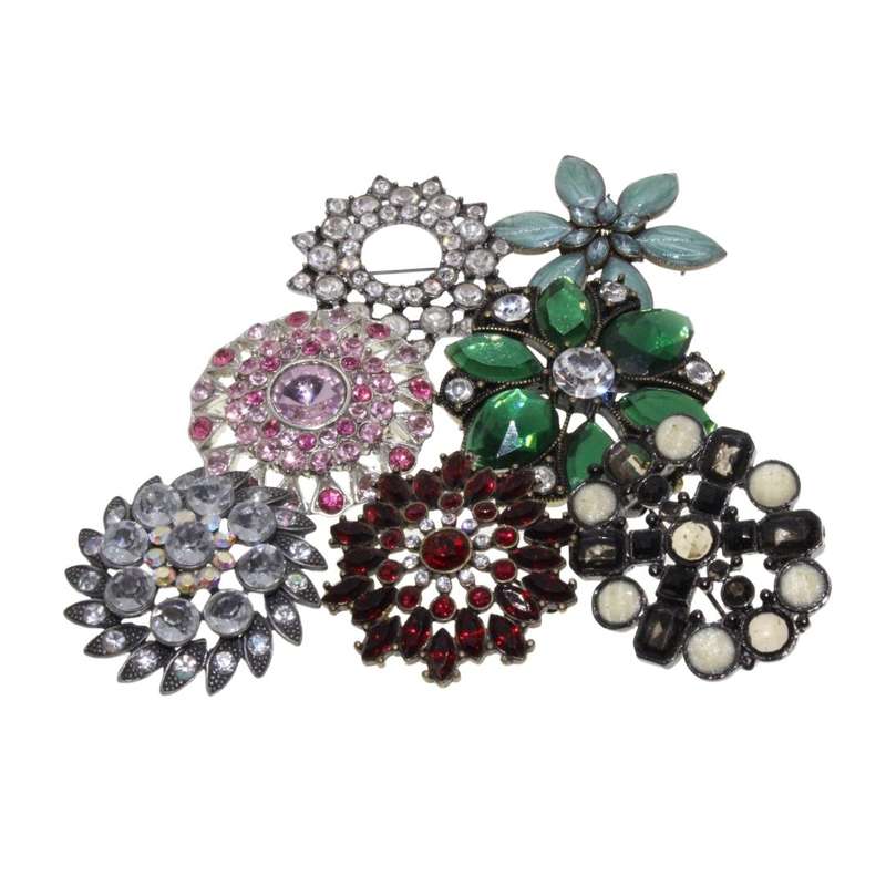 Brooches - Pretty different shapes and sizes bling brooches in different colours x 7 - ML3445