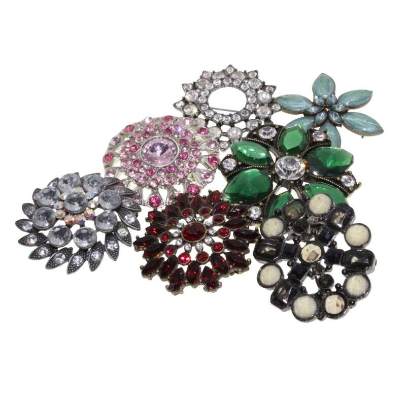 Brooches - Pretty different shapes and sizes bling brooches in different colours x 7 - ML3445